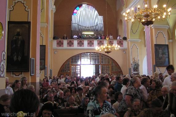 , Wnętrze kościoła i plac kościelny wypełnili wierni przybyli na uroczystość.